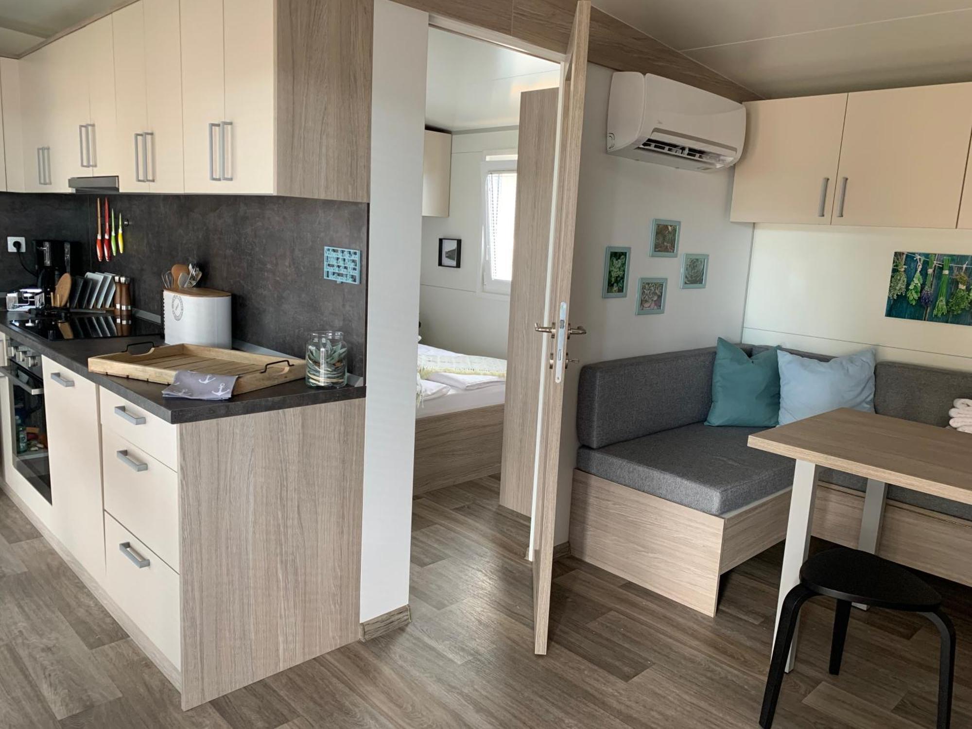 Mobile Home M&M Drage Room photo